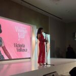 Kenia Os Instagram - WOMEN OF THE YEAR 🤍 @glamourmexico Me gustaría empezar expresando mi gratitud a la Revista Glamour por ser una plataforma de exposición para todas las mujeres que luchamos todos los días contra la marea. Gracias por este gran titulo que llevaré con mucho orgullo pero sobre todo suma responsabilidad.   Para mi, ser mujer es levantarme todos los días y luchar por lo que amo, por eso que me apasiona, frente a todos los obstáculos que se presenten, sabiendo mis valores, mis limites pero sobre todo respetándome a mi misma. Y por luchar por lo que amas me refiero a todas y cada una de las mujeres fuertes que nos despertamos y luchamos por ese trabajo, esa pasion, ese sueño, esa meta, ese hogar, o como mi mamá…ser el sustento 360 de un hogar. Trabajo desde hace 5 años en un industria dominada por hombres en posiciones de poder, he padecido; faltas de respeto, machismo, falta de oportunidades y hate. Han querido calificarme de incapaz y me han estereotipado más veces de las que puedo contar. Sin embargo, después de muchísimo trabajo y esfuerzo el día de hoy, mi nombre tiene un peso dentro de la industria del entretenimiento en Mexico y el mundo. No obstante, mi trabajo no termina aquí, estoy comprometida en ayudar a construir paso a paso un mejor presente para las mujeres de nuestra sociedad. Sé que sin lugar a dudas, mi lucha en este camino resultará positiva para las generaciones que están por venir. Por ultimo, me gustaría agradecer a mi mamá y a mi hermana que se encuentran el día de hoy conmigo, gracias por inspirarme todos los días y enseñarme que ser mujer, es mi superpoder.
