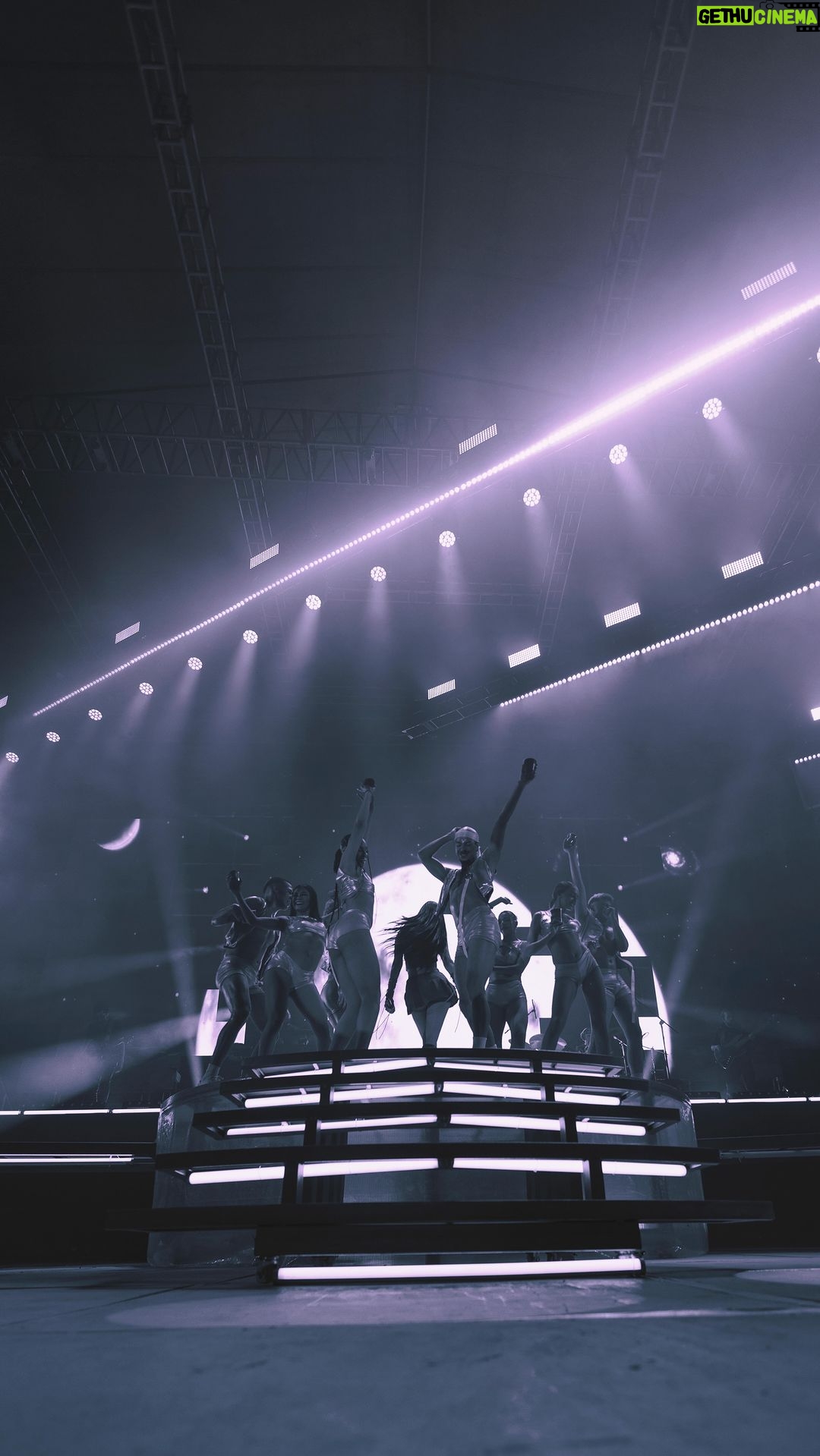 Kenia Os Instagram - Vamos por últimos show del año. En que momentoooo!?!? Cada momento que vivo es único gracias por tanto love y energía en cada una de las fechas. 🥹💙 Mexico