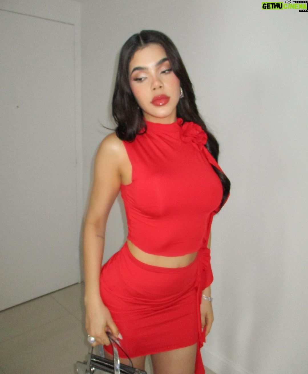 Kenia Os Instagram - Una mami con factor X ♥️🏎️💋 Feliz de esta nueva etapa con mi fam @sonymusicmexico y @5020records en desarrollo de mi carrera Internacional. Sigan trabajando y luchen x lo que sueñan, viene música nueva por ahí, xoxo Miami, Florida