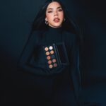 Kenia Os Instagram - All Day / All Night Eyeshadow Palette 🖤 Mi nueva paleta de sobras para @kosbeauty Tan feliz de poder al fin mostrar esta bebe en la cual hemos estado trabajando desde hace años. Son mis tonos favoritos para un makeup lindo natural o algo más glam para la noche en un mismo producto. Yo la uso lit todos los días es mi bebe y ahora de ustedes también. Pronto inicia la venta asi que esten super super atentos al sitio web y a @kosbeauty Mexico