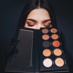 Kenia Os Instagram - All Day / All Night Eyeshadow Palette 🖤 Mi nueva paleta de sobras para @kosbeauty Tan feliz de poder al fin mostrar esta bebe en la cual hemos estado trabajando desde hace años. Son mis tonos favoritos para un makeup lindo natural o algo más glam para la noche en un mismo producto. Yo la uso lit todos los días es mi bebe y ahora de ustedes también. Pronto inicia la venta asi que esten super super atentos al sitio web y a @kosbeauty Mexico