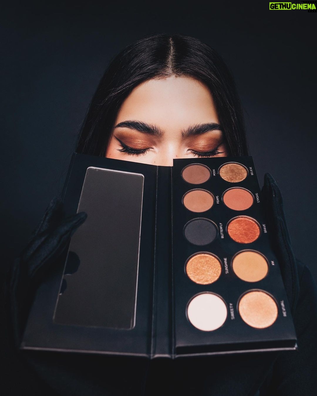 Kenia Os Instagram - All Day / All Night Eyeshadow Palette 🖤 Mi nueva paleta de sobras para @kosbeauty Tan feliz de poder al fin mostrar esta bebe en la cual hemos estado trabajando desde hace años. Son mis tonos favoritos para un makeup lindo natural o algo más glam para la noche en un mismo producto. Yo la uso lit todos los dÃas es mi bebe y ahora de ustedes también. Pronto inicia la venta asi que esten super super atentos al sitio web y a @kosbeauty Mexico