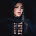 Kenia Os Instagram - All Day / All Night Eyeshadow Palette 🖤 Mi nueva paleta de sobras para @kosbeauty Tan feliz de poder al fin mostrar esta bebe en la cual hemos estado trabajando desde hace años. Son mis tonos favoritos para un makeup lindo natural o algo más glam para la noche en un mismo producto. Yo la uso lit todos los días es mi bebe y ahora de ustedes también. Pronto inicia la venta asi que esten super super atentos al sitio web y a @kosbeauty Mexico