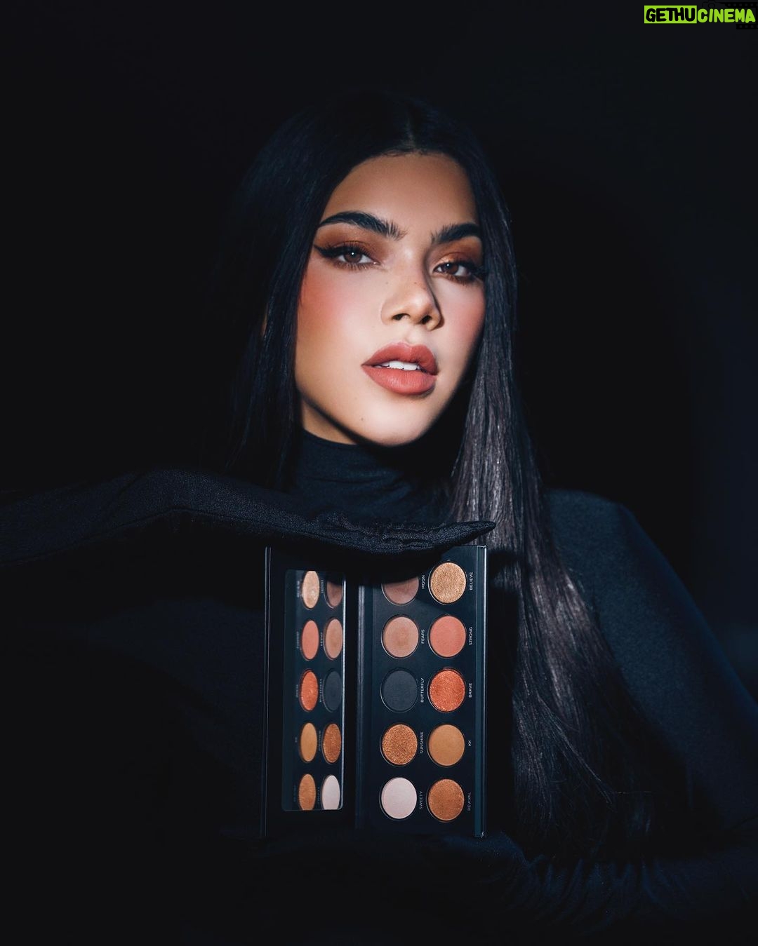Kenia Os Instagram - All Day / All Night Eyeshadow Palette 🖤 Mi nueva paleta de sobras para @kosbeauty Tan feliz de poder al fin mostrar esta bebe en la cual hemos estado trabajando desde hace años. Son mis tonos favoritos para un makeup lindo natural o algo más glam para la noche en un mismo producto. Yo la uso lit todos los dÃas es mi bebe y ahora de ustedes también. Pronto inicia la venta asi que esten super super atentos al sitio web y a @kosbeauty Mexico