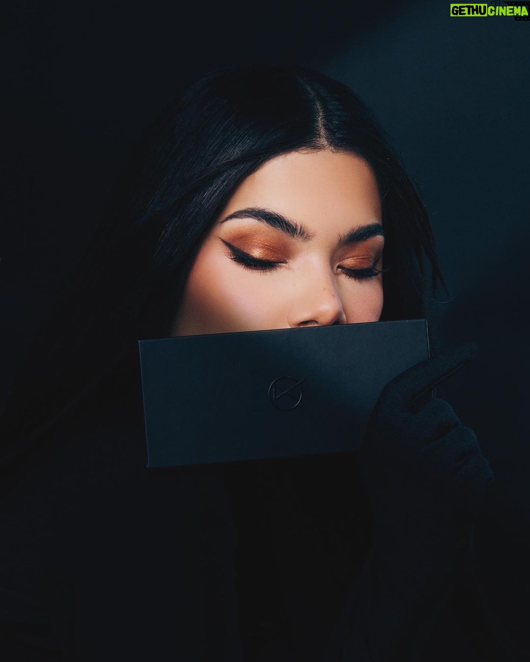 Kenia Os Instagram - All Day / All Night Eyeshadow Palette 🖤 Mi nueva paleta de sobras para @kosbeauty Tan feliz de poder al fin mostrar esta bebe en la cual hemos estado trabajando desde hace años. Son mis tonos favoritos para un makeup lindo natural o algo más glam para la noche en un mismo producto. Yo la uso lit todos los dÃas es mi bebe y ahora de ustedes también. Pronto inicia la venta asi que esten super super atentos al sitio web y a @kosbeauty Mexico