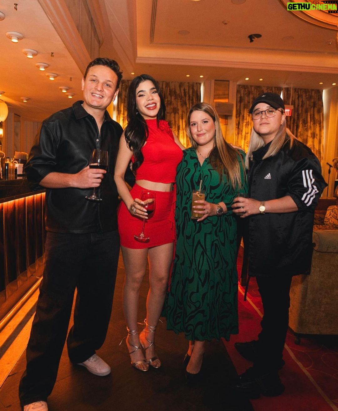 Kenia Os Instagram - Una mami con factor X ♥️🏎️💋 Feliz de esta nueva etapa con mi fam @sonymusicmexico y @5020records en desarrollo de mi carrera Internacional. Sigan trabajando y luchen x lo que sueñan, viene música nueva por ahí, xoxo Miami, Florida