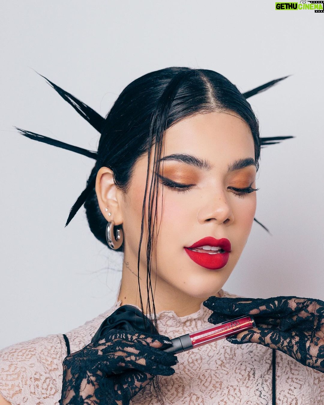 Kenia Os Instagram - Mañana pre-venta de sus y mis favs @kosbeauty 🖤! Set e individuales. Totalmente matte tres colores. KOs Kenia Os Nini Mañana 16/01 Hr 1:00 pm ( centro Mx ) Hr 12:00 pm ( Pacífico) Envíos México 🇲🇽 y USA 🇺🇸 ( Ultima vez su venta en set ) Mexico
