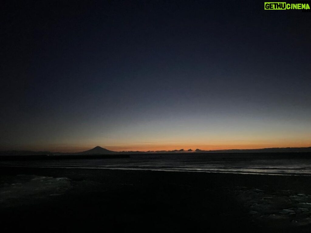 Kenjiro Tsuda Instagram - 仕事で行った朝焼けの海 微かに富士山 残念ながらスマホ撮影です（笑）
