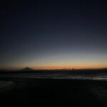 Kenjiro Tsuda Instagram - 仕事で行った朝焼けの海 微かに富士山 残念ながらスマホ撮影です（笑）
