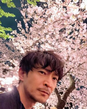 Kenjiro Tsuda Instagram - 先日、満開の桜の樹の下で

The other day, under the cherry tree in full bloom.

#津田健次郎 #ツダケン #kenjirotsuda #tokyo #poorenglish