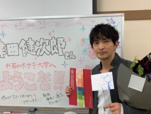 Kenjiro Tsuda Instagram - #お茶の水女子大学 の #徽音祭 にお邪魔しました。歴史ある講堂でトークさせて頂きました。学園祭は距離が近くて楽しいなぁ。良き時間でした。
ご来場頂きました皆さんありがとうございました。今回残念ながら来られなかった皆さん、また是非。
呼んで下さった学生スタッフの皆さん、心のこもった対応ありがとうございました。