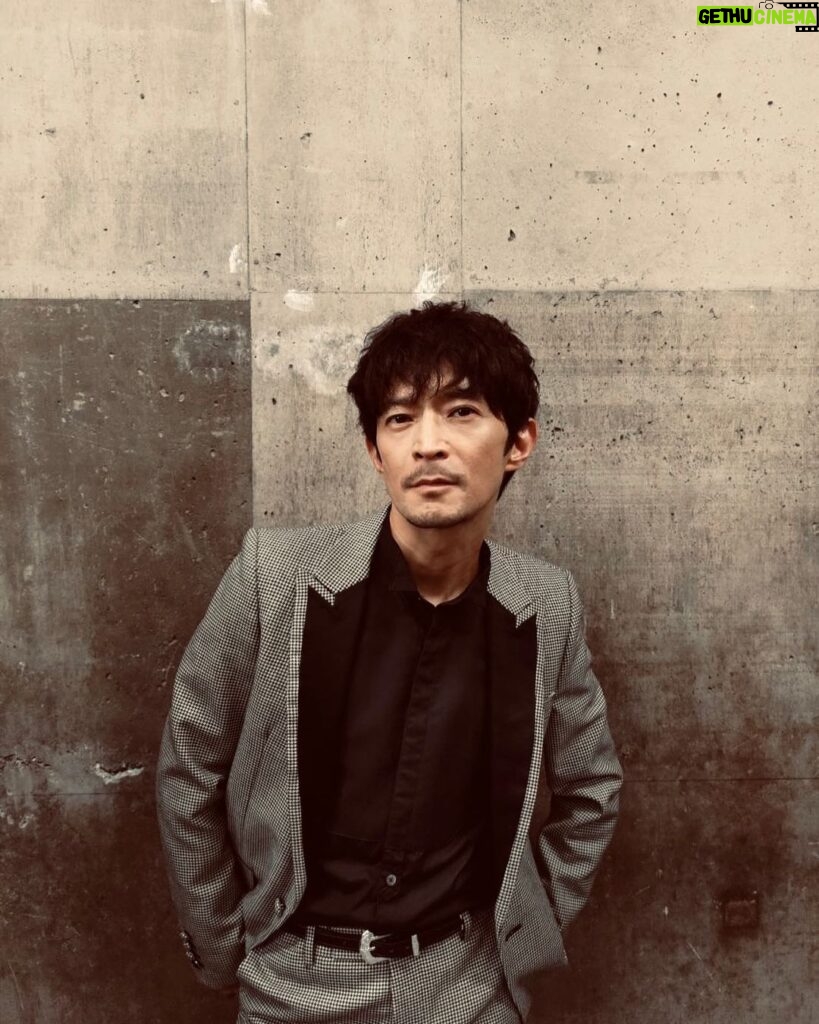 Kenjiro Tsuda Instagram - #CUT 11月号の撮影の合間に撮った写真をアップするの忘れてた 楽しいインタビュー＆撮影でした まだご覧になってない方は是非！ #津田健次郎 #ラプソディ