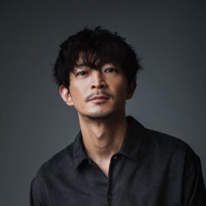 Kenjiro Tsuda Instagram - 明けましておめでとうございます。
今年も全力疾走で頑張りますのでどうぞ宜しくお願い致します。

#津田健次郎
#ツダケン
#KenjiroTsuda