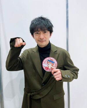 Kenjiro Tsuda Instagram - TVアニメ『#ラーメン赤猫』

文蔵役を #津田健次郎 が演じさせて頂きます。
本日の #ジャンプフェスタ2024 で情報解禁でした。

2024年7月からオンエアです。
お楽しみに！