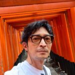 Kenjiro Tsuda Instagram – 写真集の撮影で行った京都。
自撮りをアップするのを忘れてました（笑）。

#津田健次郎 #ツダケン