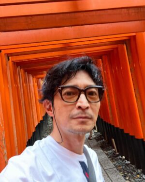 Kenjiro Tsuda Instagram - 写真集の撮影で行った京都。
自撮りをアップするのを忘れてました（笑）。

#津田健次郎 #ツダケン