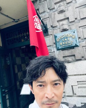 Kenjiro Tsuda Instagram - 写真集の撮影で行った京都。
自撮りをアップするのを忘れてました（笑）。

#津田健次郎 #ツダケン
