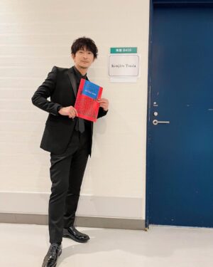 Kenjiro Tsuda Instagram - 先日の #ボストンポップス STAR WARS: The Story in Musicに出演させて頂いた時の写真。
アップするの忘れてた（笑）。

#津田健次郎 #ツダケン #kenjirotsuda