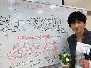 Kenjiro Tsuda Instagram - #お茶の水女子大学 の #徽音祭 にお邪魔しました。歴史ある講堂でトークさせて頂きました。学園祭は距離が近くて楽しいなぁ。良き時間でした。
ご来場頂きました皆さんありがとうございました。今回残念ながら来られなかった皆さん、また是非。
呼んで下さった学生スタッフの皆さん、心のこもった対応ありがとうございました。