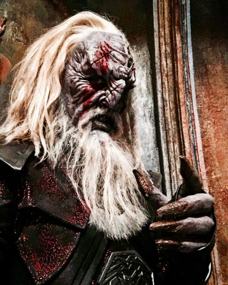 Kenneth Mitchell Instagram - “Now pass me your pretty little finger...” KOL-Sha. House of KOR. Father of General KOL. Gnarly ol’ fella with some deep traditional Klingon roots and a WICKED paralyzing weapon. Thank you #StarTrekDiscovery for the honor. In fine Trek tradition, its always a pleasure to return to screen in a new form. tlhIngan maH taHjaj! #StarTrek #Klingon @startrekcbs Qo'noS