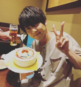 Kensho Ono Instagram - 「小野賢章のおののみ」 ９月のマンスリーゲストに梶裕貴さんが登場！いろんな話が出来てとても楽しかったです！おののみでお祝いもしましたよ^_^ お誕生日おめでとうございます！！ #おののみ
