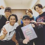 Kensho Ono Instagram – 本日はたつさんが観劇に来てくれました!!
久しぶりにお会いできて嬉しかったです😎
明日も頑張りますー💪💪💪
#くろステ