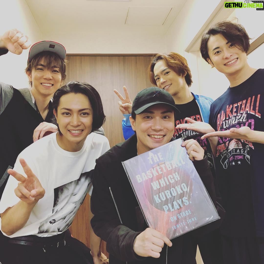 Kensho Ono Instagram - 本日はたつさんが観劇に来てくれました!! 久しぶりにお会いできて嬉しかったです😎 明日も頑張りますー💪💪💪 #くろステ