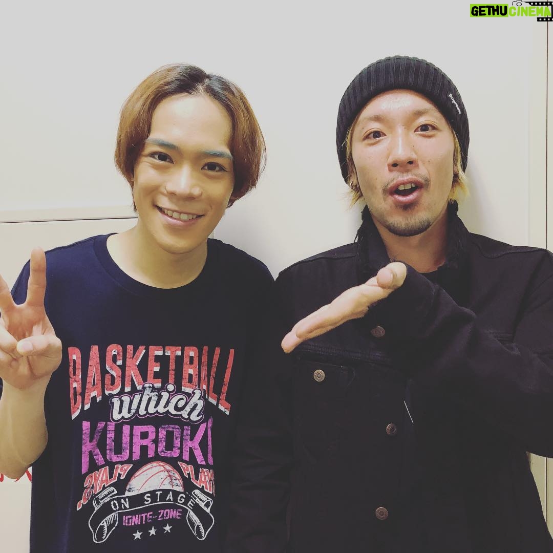 Kensho Ono Instagram - そして!楽曲提供して頂きました、SPYAIRのUZさんが観に来てくださりました!!ありがとうございました! 武道館、お疲れ様でした😎✨ #くろステ #spyair #小野賢章