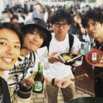 Kensho Ono Instagram – 帰りに札幌のオータムフェスにちょろっと行ってきました。
牛串買ったら、コロッケサービスしてくれて…最高🤦‍♂️✨