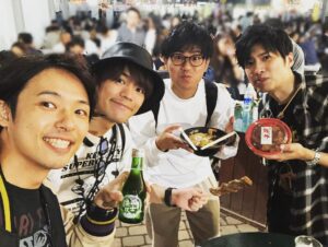 Kensho Ono Instagram - 帰りに札幌のオータムフェスにちょろっと行ってきました。
牛串買ったら、コロッケサービスしてくれて…最高🤦‍♂️✨