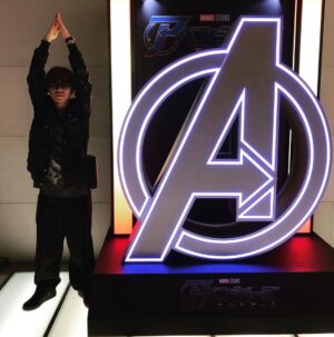 Kensho Ono Instagram - 少し前ですが、『アベンジャーズ/エンドゲーム』を観てきました。MARVELを観続けてよかった。MARVELを好きでよかった。ヒーローが好きでよかった！！新作映画の公開を楽しみに送っていた日常がひとまず最後なのかな…。そんな思いで観に行ったらもう…。今までの作品を観てる人ならきっと同じ気持ちでしょう。マーベル作品の全てが詰まった作品で3時間があっという間でした。
一回観ただけだけじゃ足りない！もう一度映画館で観たい…！！
感動と興奮をありがとう。勇気をありがとう。はぁ…。思い出しただけで泣ける…。毎回推しヒーローが変わりそうになるぐらいみんなかっこよかったなぁ。困るぜ。とりあえず、もう一回映画館で観ようっと。
#アベンジャーズ #0426逆襲へ #ありがとうアベンジャーズ