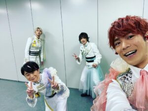 Kensho Ono Instagram - 『IDOLiSH7 LIVE BEYOND Op.7』
無事終了！本当にありがとうございました🌈
今回は単独ということもあり、出ずっぱりで、他の衣装で撮る時間がありませんでした…。
そして代永さんと撮れなかった😭
