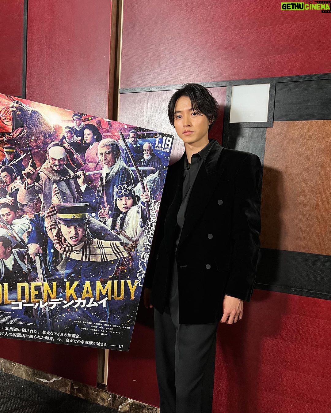 Kento Yamazaki Instagram - 映画『ゴールデンカムイ』開幕! 今日初日を迎えられて幸せです。 スタッフキャスト皆が原作への愛とリスペクトを込めました。 金塊争奪戦、歴史ロマン、アイヌ文化、グルメ、ミステリー、アクション、コメディ色んな要素が1つになった、ゴールデンカムイにしかないこの世界を是非大スクリーンで 沢山の人に楽しんでもらえたら嬉しいです!!!