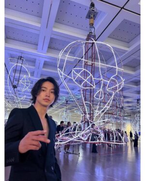 Kento Yamazaki Instagram - 蔡國強 × Saint Laurent
宇宙遊 -〈原初火球〉から始まる　刺激的で興奮しました！
#PR
@ysl