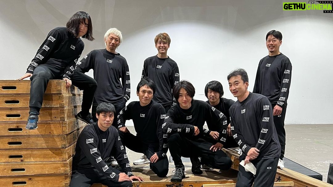 Kento Yamazaki Instagram - オークリーブランドキャンペーン動画「BE WHO YOU ARE」公開中です! 何作も共に戦っているアクション部の皆さんに協力していただきました!!! #PR #oakley #アクション部 #ユーデンフレームワークス