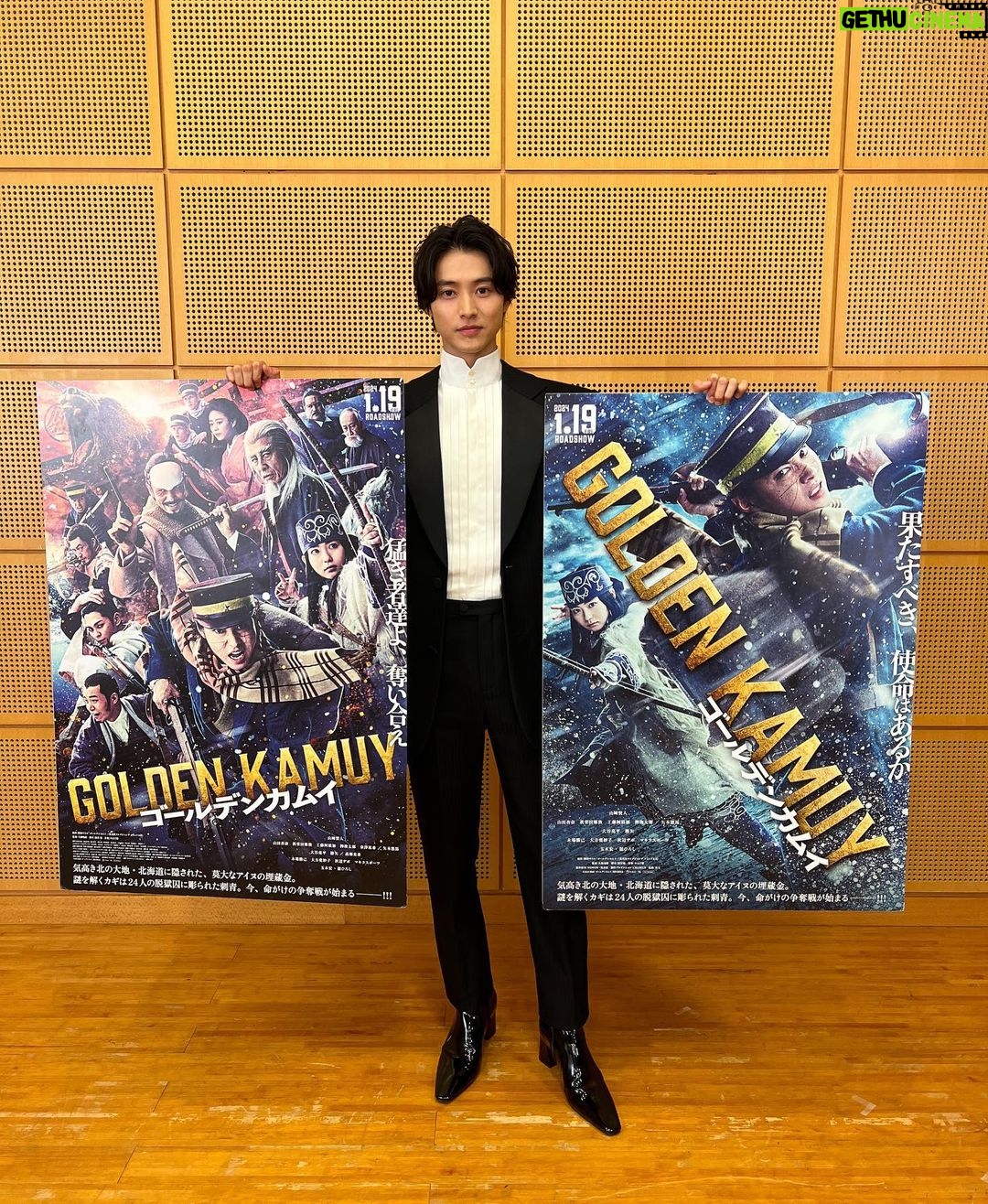 Kento Yamazaki Instagram - 元旦の能登半島地震で被害に遭われた方々に心よりお見舞い申し上げます。 連続テレビ小説「まれ」の舞台でもあり僕自身思い出のある土地なので被害に遭われた方々が1日でも早く安心して過ごせる日が来ることを心より祈っております。 そして、エンターテイメントの力で少しでも明るい心になりますように。 本日映画『ゴールデンカムイ』の完成披露試写会でした! 金塊争奪戦、ミステリー、アイヌ文化、歴史ロマン、コメディ、アクション、グルメ、全ての要素が1つになった、ゴールデンカムイにしかない世界を原作ファンの方も、初めての方も是非公開まで楽しみにして下さい! #PR #ゴールデンカムイ #杉元佐一