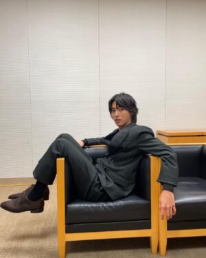 Kento Yamazaki Instagram - 公開記念舞台挨拶
ありがとうございました

過去は、未来と同様に不確かなものであり、あらゆる可能性が繋がって存在する。
The past,like the future,is indefinite and exists only as a spectrum of possibilities.

理論物理学者　スティーブン・W・ホーキング
Stephen W. Hawking

#PR
#夏への扉
#夏ドア