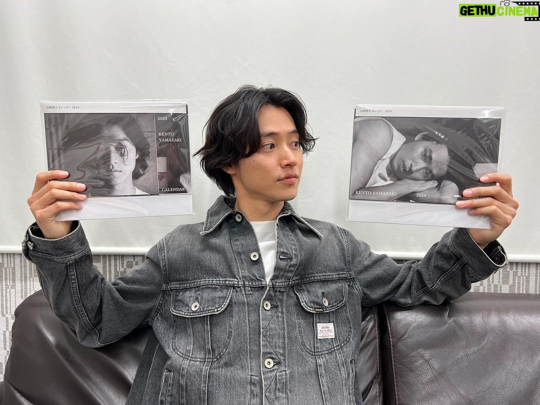 Kento Yamazaki Instagram - 山﨑賢人2024年カレンダー本日発売! HMV渋谷店と心斎橋店で特設コーナーが期間限定で展開中です! 大きな写真でぜひ楽しんでください♪ #2024年カレンダー #モノクロ #初めてのコラボ投稿