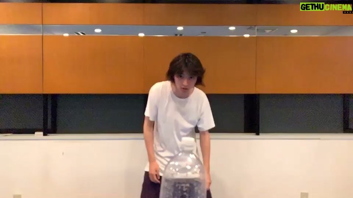 Kento Yamazaki Instagram - 修行中ウエイブからの #ボトルキャップチャレンジ #BottleCapChallenge #bottlecapchallenge #坂口拓 さん #PR 『RE:BORN』 『KINGDOM』