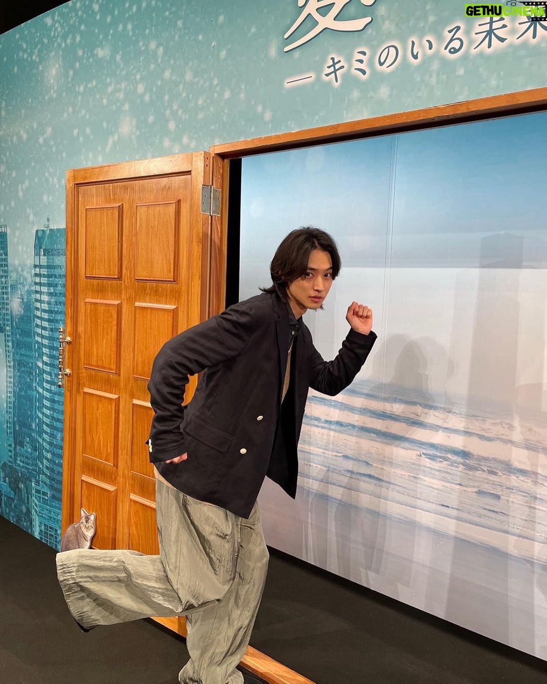 Kento Yamazaki Instagram - 『夏への扉-キミのいる未来へ-』完成報告会しました。 どんな逆境でも諦めないというメッセージがすごく好きです。 SF、恋愛、友情色んな要素がありレトロな懐かしい感じから未来の希望まで感じられる作品になりました。 公開までお楽しみに! #PR #夏への扉 #夏ドア