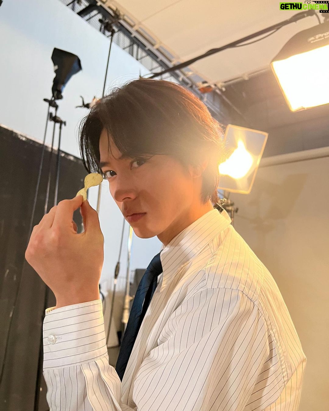 Kento Yamazaki Instagram - 湖池屋プライドポテトの新CMキャラクターに就任しました! やみつきエンドレス製法で夢中になる! #PR #湖池屋 #プライドポテト