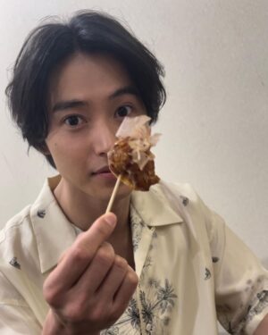 Kento Yamazaki Instagram - 映画ゴールデンカムイ大阪キャンペーン
大阪の皆さんから沢山パワーもらいました！
公開まで後4日！！！