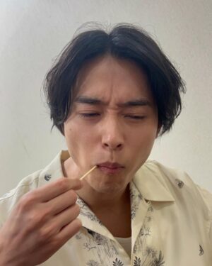 Kento Yamazaki Instagram - 映画ゴールデンカムイ大阪キャンペーン
大阪の皆さんから沢山パワーもらいました！
公開まで後4日！！！
