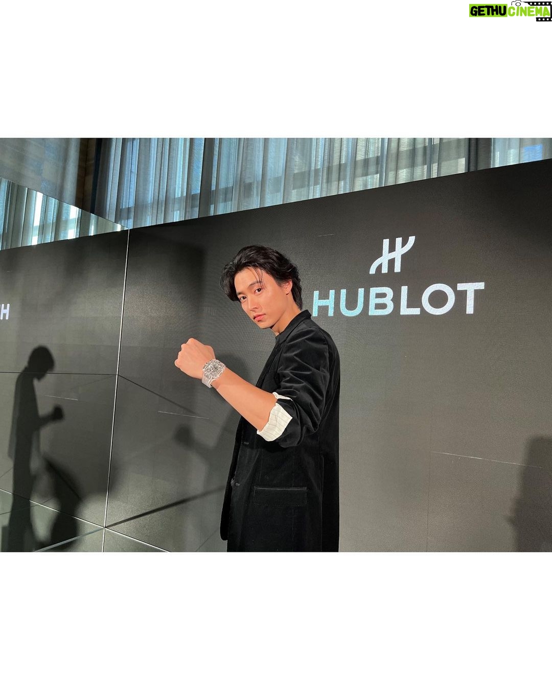 Kento Yamazaki Instagram - ウブロのアンバサダーに就任しました! 世界的なウォッチブランドであるウブロファミリーに加わることができてとても光栄です。 絶えず進化しているブランドなのでウブロと一緒に常に新たな挑戦を続けていきたいと思います。 #PR #Hublot #ウブロ @Hublot @Hublot_Japan