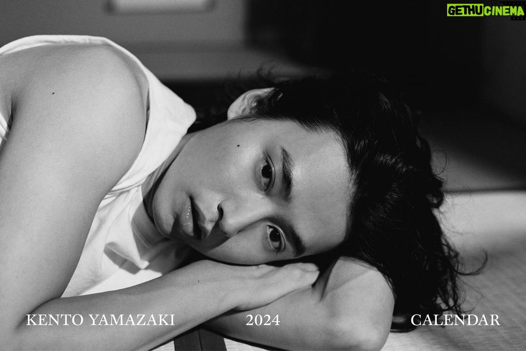 Kento Yamazaki Instagram - 2024年カレンダーできました! 12月19日発売 よろしくお願いします! #モノクロ