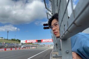 Kento Yamazaki Instagram - 中上貴晶選手が参戦している「2023 FIM MotoGP™ 世界選手権シリーズ 第14戦 MOTUL Grand Prix of Japan」のフリープラクティス観戦に行ってきました！
間近で音を聞けて、見れて、大迫力で圧倒的
興奮しました。
中上貴晶選手からのお話や、ピットも見学させていただき貴重な体験をさせてもらいました！
#PR
@oakleyjapan 
@takanakagami 
#ProtectYourEyes