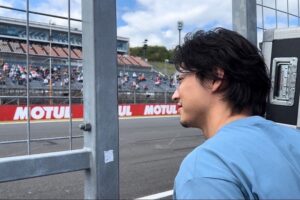 Kento Yamazaki Instagram - 中上貴晶選手が参戦している「2023 FIM MotoGP™ 世界選手権シリーズ 第14戦 MOTUL Grand Prix of Japan」のフリープラクティス観戦に行ってきました！
間近で音を聞けて、見れて、大迫力で圧倒的
興奮しました。
中上貴晶選手からのお話や、ピットも見学させていただき貴重な体験をさせてもらいました！
#PR
@oakleyjapan 
@takanakagami 
#ProtectYourEyes