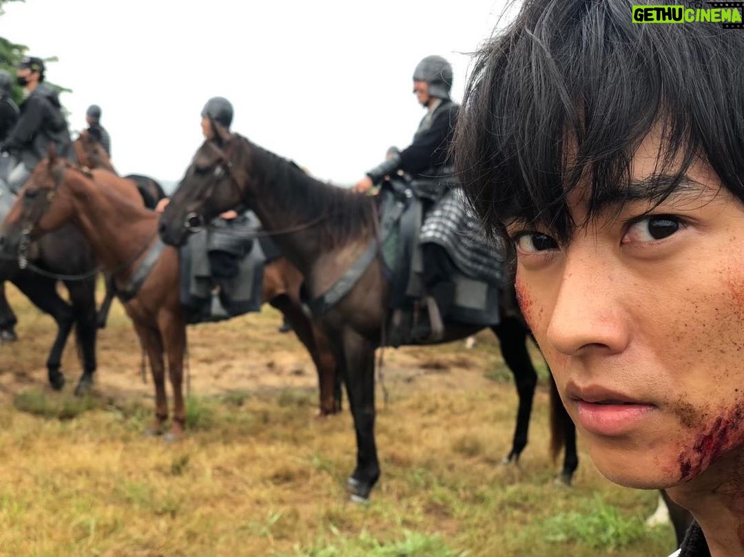 Kento Yamazaki Instagram - 信と馬 #PR #キングダム #運命の炎 #オフショット