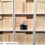 Kerem Fırtına Instagram - #Repost @aylakmatmazel 🙏🙏🙏 ・・・ Hikâyeyi gizleyebildiğim gibi paylaşımları da görmesini istemediğim kişilere gizleyebilme şansım olsa, şu kitabın bir cümlelik yorumu var aslında. Neyse, bizzat yazarına söyledim, içimde kalmadı en azından. En Yakın Arkadaşım Bir Deli, bu hafta bitirdiğim 4. kitap ama sanki kitap okumamışım da tek kişilik bir oyun izlemişim tadı bıraktı damağımda. Kerem ve kafasının içi konuştu da konuştu. Normalde konuşmayı da çok konuşanı da sevmem ama o iki ses susmasın istedim. Öyle tanıdık şeylerden bahsediyorlardı ki çünkü... Ne bileyim; sanki yıllar sonra mahallede top sektirdiğim çocukluk arkadaşımla denk gelmiş de kahve içerken eskilerden bahsedip iki lafın ağzını burnunu kırmışız... Ki hiç mahalle arkadaşım olmadı. Top sektirmekten bahsetmiyorum bile... Yaşamadığın halde yaşamışsın gibi hissettiren bir yakınlık, bir tanıdıklık vardı kitapta. Benim de ettiğim küfürler vardı, benim de gıcık olduğum divan örtüsü vardı, benim de korkularım vardı, benim de ‘sandığım’ şeyler vardı... He-man kılıcım yoktu ama He-man kılıcım olsa yapmak istediğim benzer kahramanlıklar vardı... Çok şey vardı altına “denden” koyduğum ama hiç bir şey de yoktu aslında. Editörüm, canımın içi Devrim abi bir defasında beni birine anlatırken “Ezgi kitaplarında hiçbir şey söylemez aslında ama çok şey söyler. Bardağı nasıl tuttuğunu anlatır sana, sen adamın ne mal olduğunu o tutuştan anlarsın” demişti. Ben de aynı şeyi Kerem için söylüyorum; Hiçbir şey anlatmıyor ve çok şey anlatıyor. Herkese hitap edeceğini düşündüğüm bir kitap değil açıkçası, ama hitap edenin de 2.kitap için gün sayacağına emin olduğum bir kitap En Yakın Arkadaşım Bir Deli. Tıpkı benim şimdiden gün saymaya başladığım gibi...🙌🏻 #keremfırtına #enyakınarkadaşımbirdeli #mestofaylak