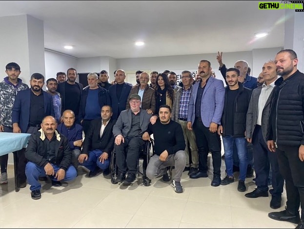 Kerem Fırtına Instagram - Dün akşam İstanbul Geri Dönüşüme Katkı Derneği’nde geri dönüşüm işçileriyle beraberdik. Her zaman da olacağız. @yesilsol 🌳